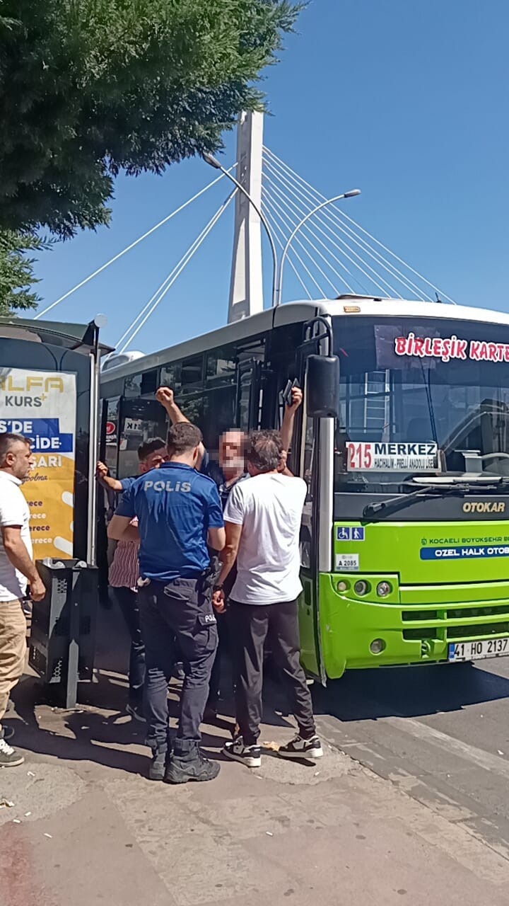 Yolcuyu demir sopa aile kovaladığı iddia edilen otob&uuml;s şof&ouml;r&uuml;, polis gelince bı&ccedil;ağını boynuna dayadı
