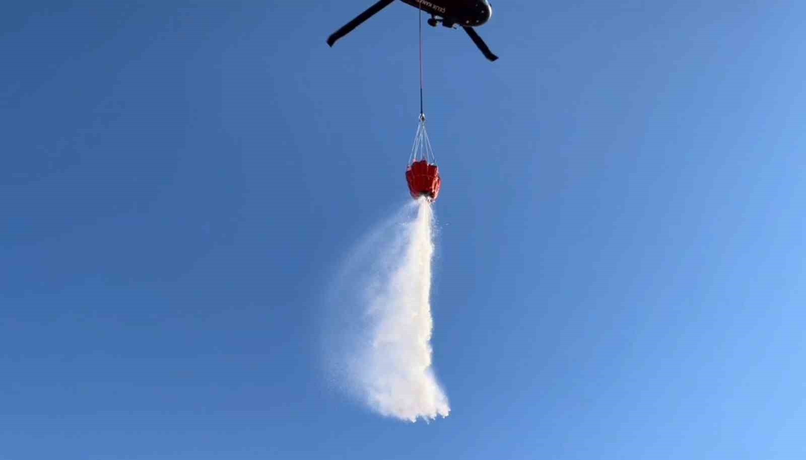 Yanan saman balyalarına jandarma helikopteriyle m&uuml;dahale
