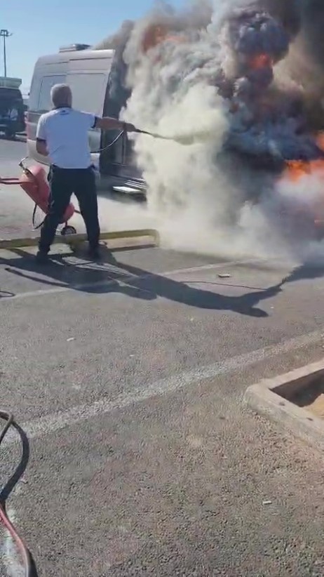 Havalimanında park halindeki minib&uuml;s alevlere teslim oldu
