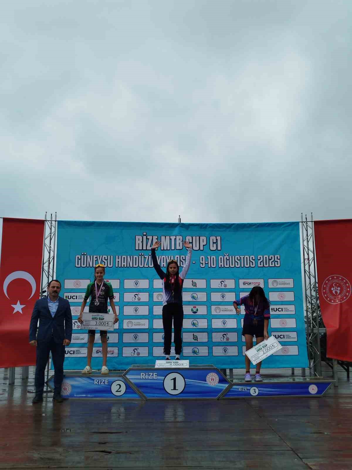 Akhisarlı sporculardan Rize’de madalya şöleni