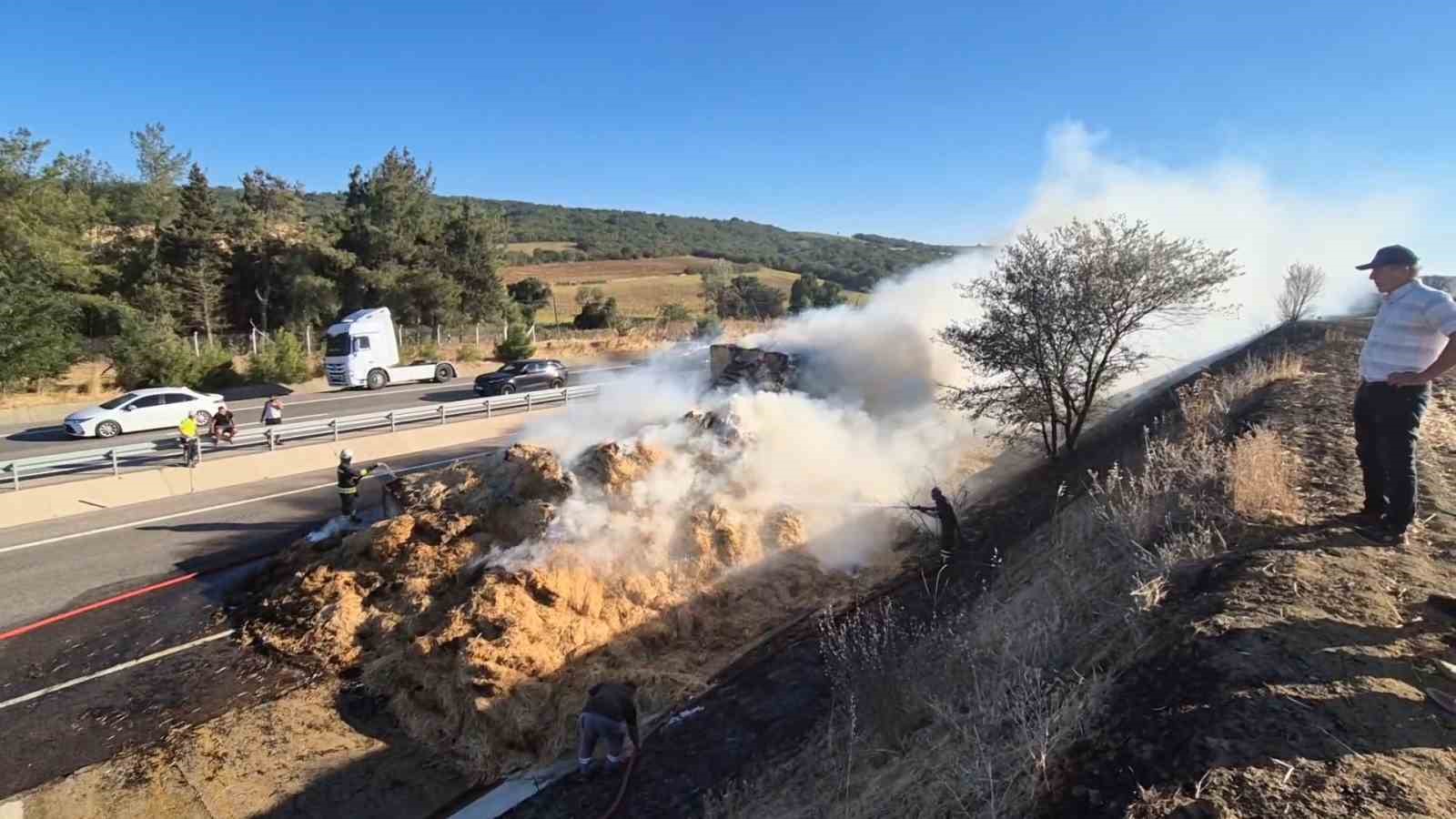 Tekirdağ&rsquo;da yanan ara&ccedil;taki alevler &ouml;nce tarlaya, sonra tıra sı&ccedil;radı
