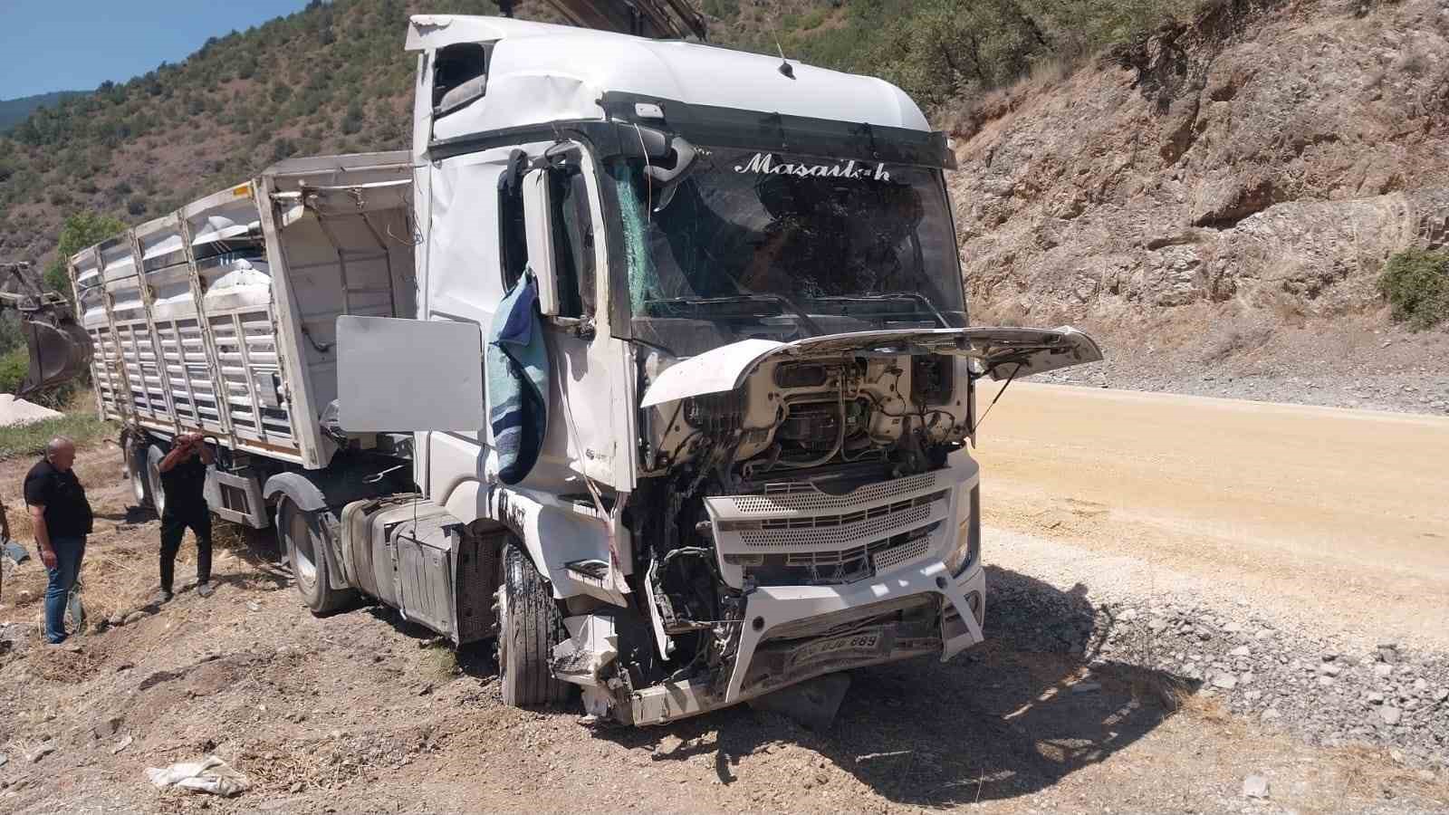Kömür yüklü tır devrildi: Sürücünün burnu bile kanamadı
