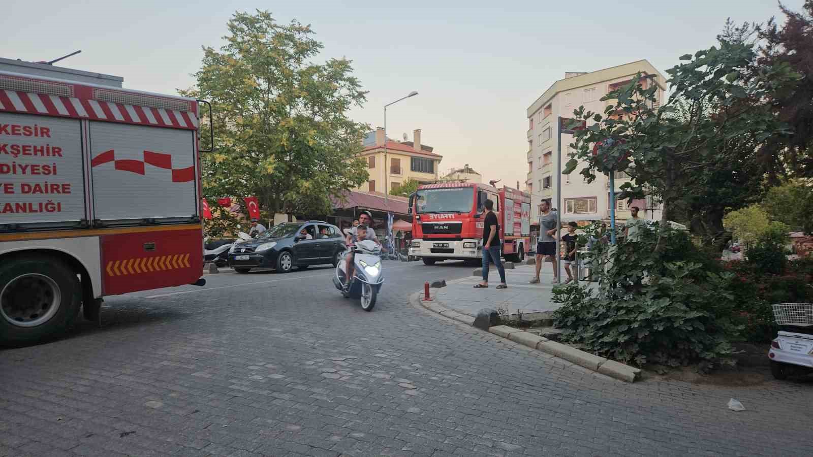 Balıkesir Sındırgı&rsquo;da 6.1&rsquo;lik deprem 1 ev yıkıldı ciddi hasar g&ouml;ren yapılar var
