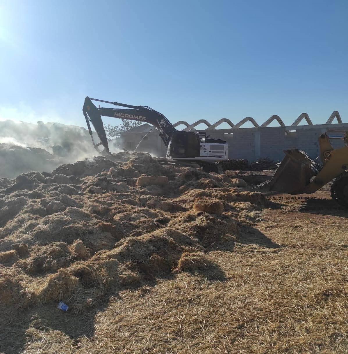 Yerleşim yerlerini tehdit eden yangına, havadan ve karadan m&uuml;dahale edildi
