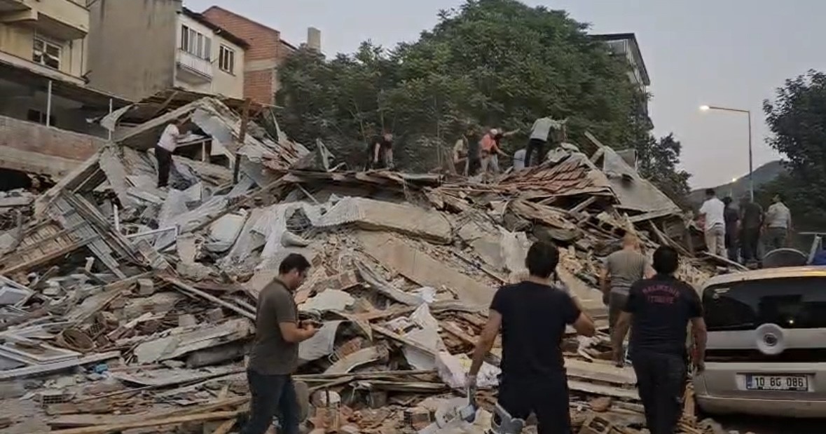 Balıkesir&rsquo;de 6.1&rsquo;lik deprem: Bir bina &ccedil;&ouml;kt&uuml;

