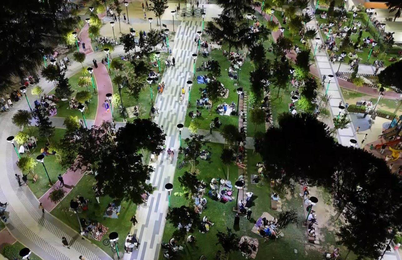 Bah&ccedil;elievler&rsquo;de vatandaşlar parklara akın etti

