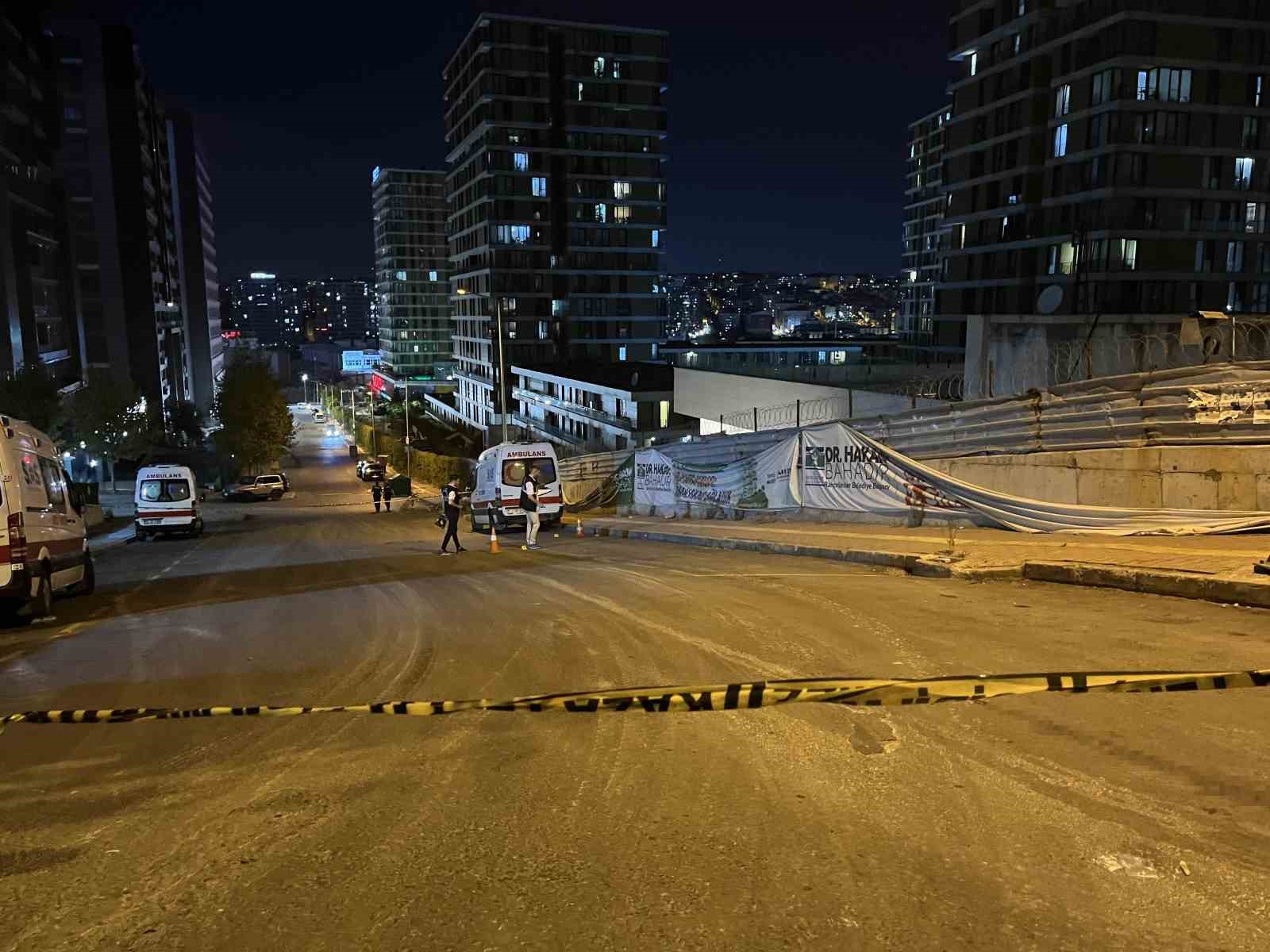 Bah&ccedil;elievler&rsquo;de yolda y&uuml;r&uuml;rken silahlı saldırıya uğrayan adam hayatını kaybetti
