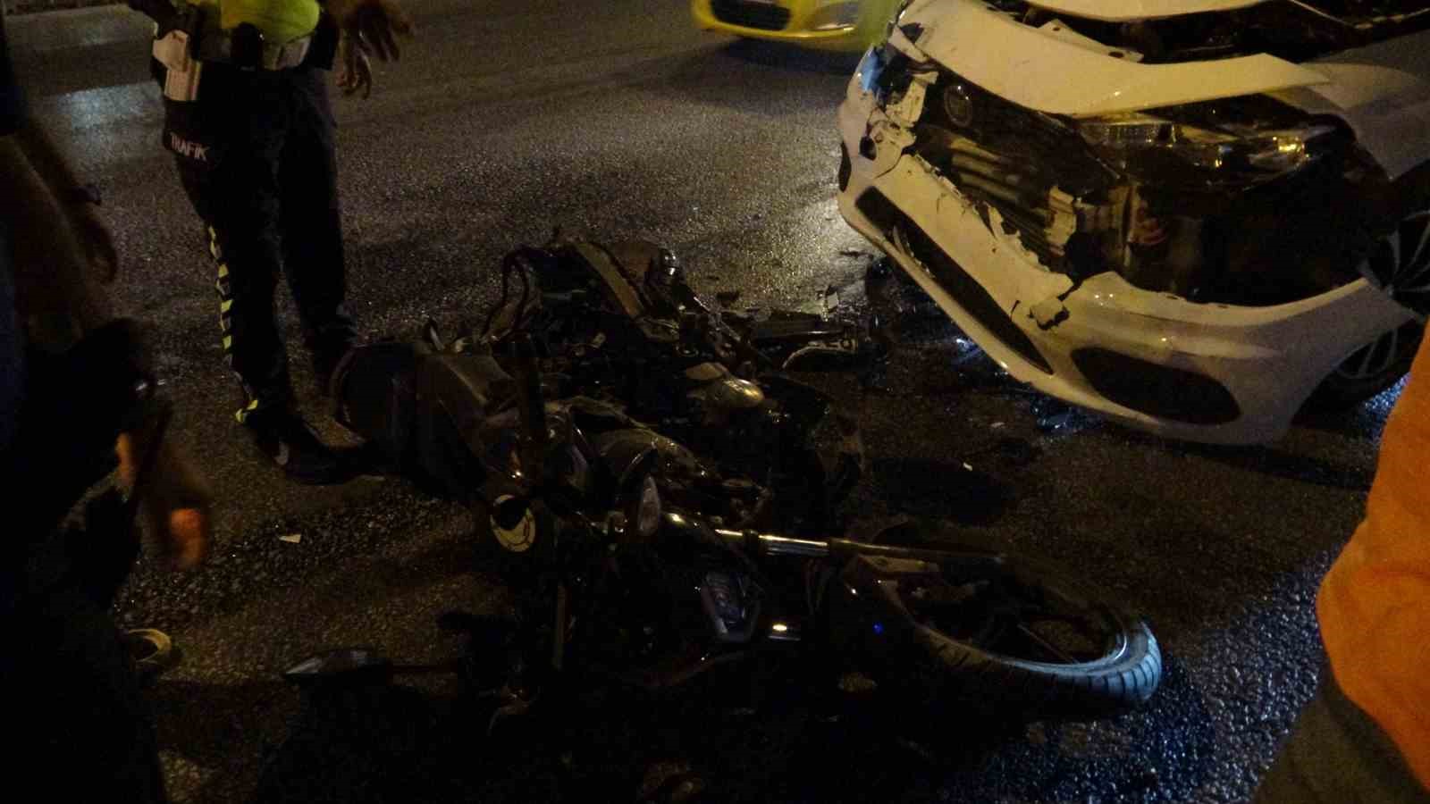 Zincirleme kazada motosikletli gen&ccedil; kız yaralandı, s&uuml;r&uuml;c&uuml; olay yerinden ka&ccedil;tı
