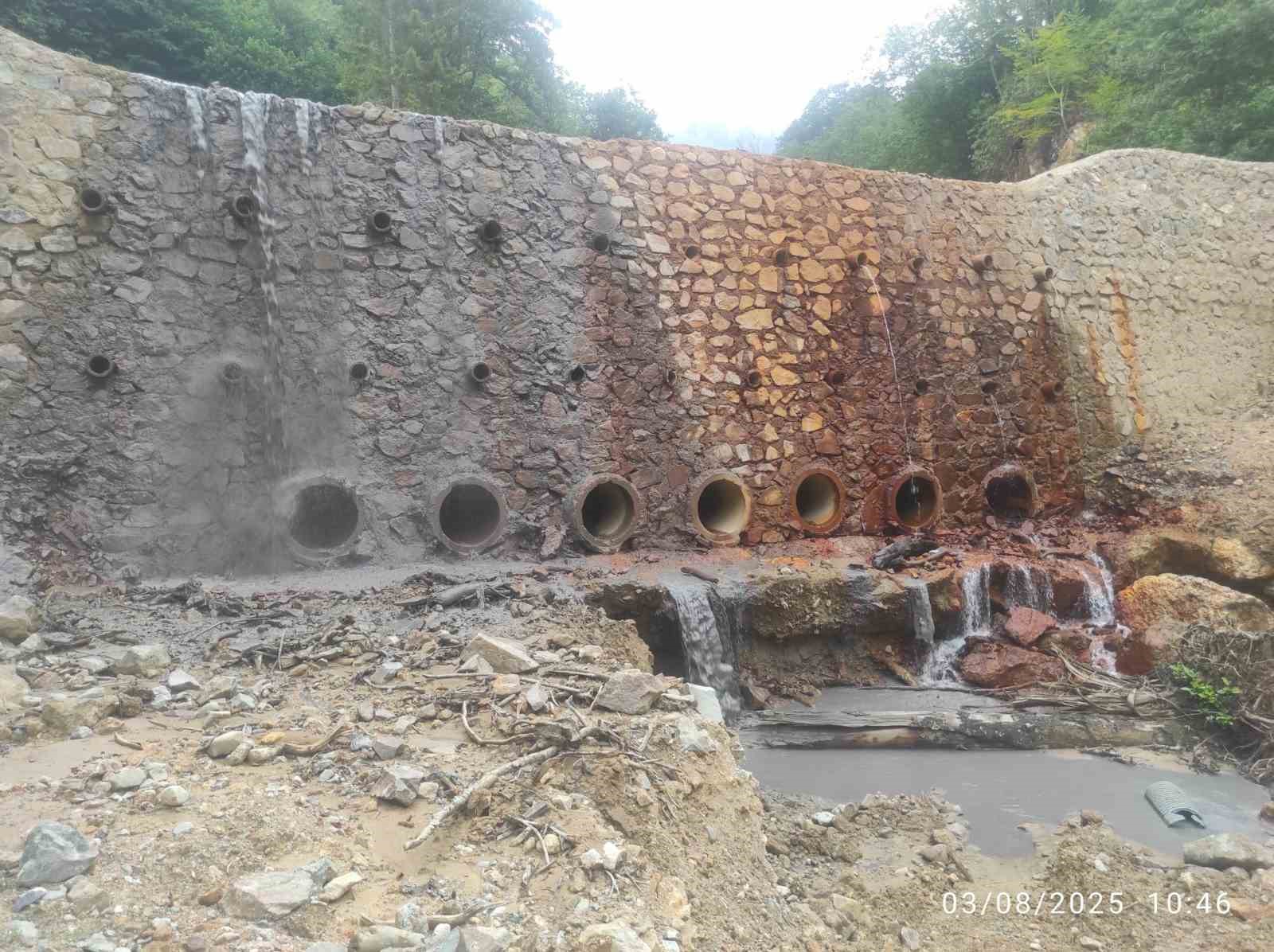 Maden atıkları dereyi kirletiyor, doğal yaşamı tehdit ediyor