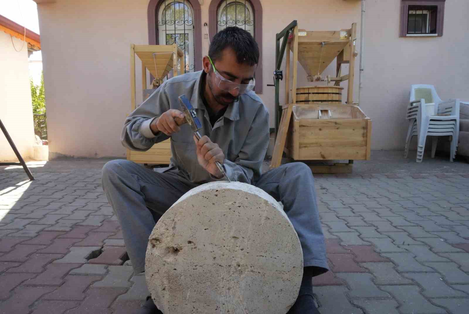 Yüzyıllık granit taş değirmen geleneği genç ustanın ellerinde hayat buluyor