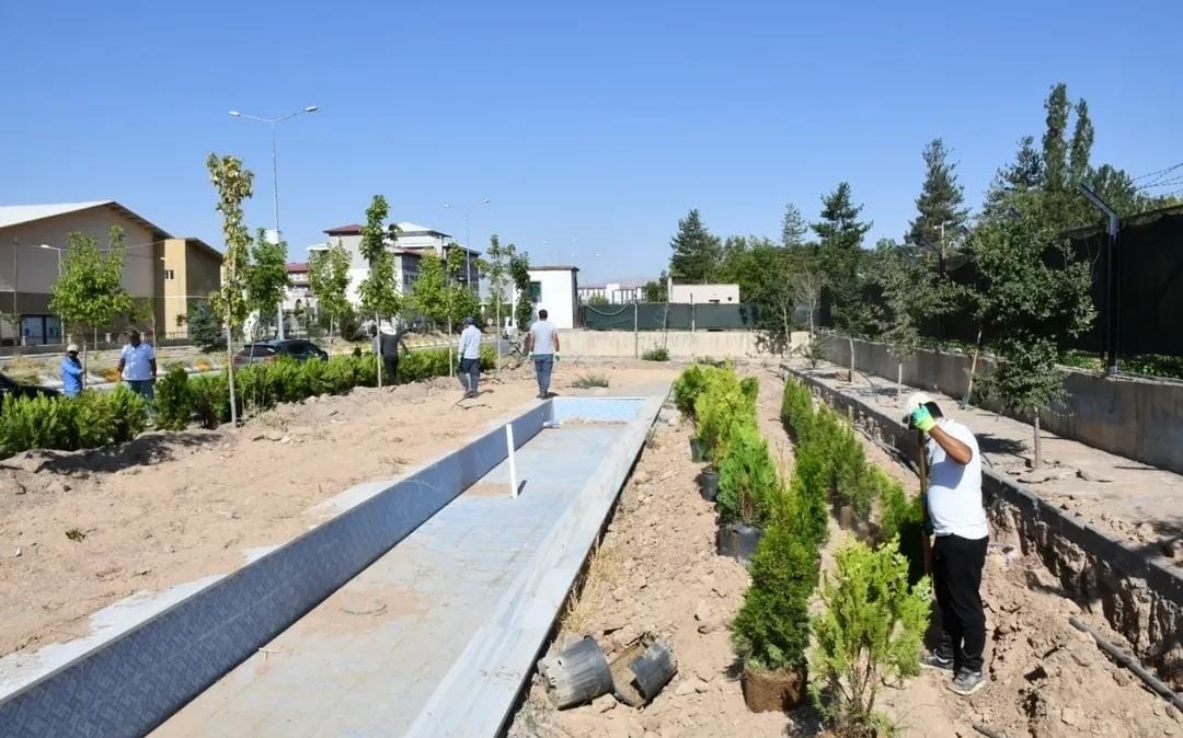 Patnos&rsquo;ta &ccedil;evre d&uuml;zenleme &ccedil;alışmaları aralıksız devam ediyor
