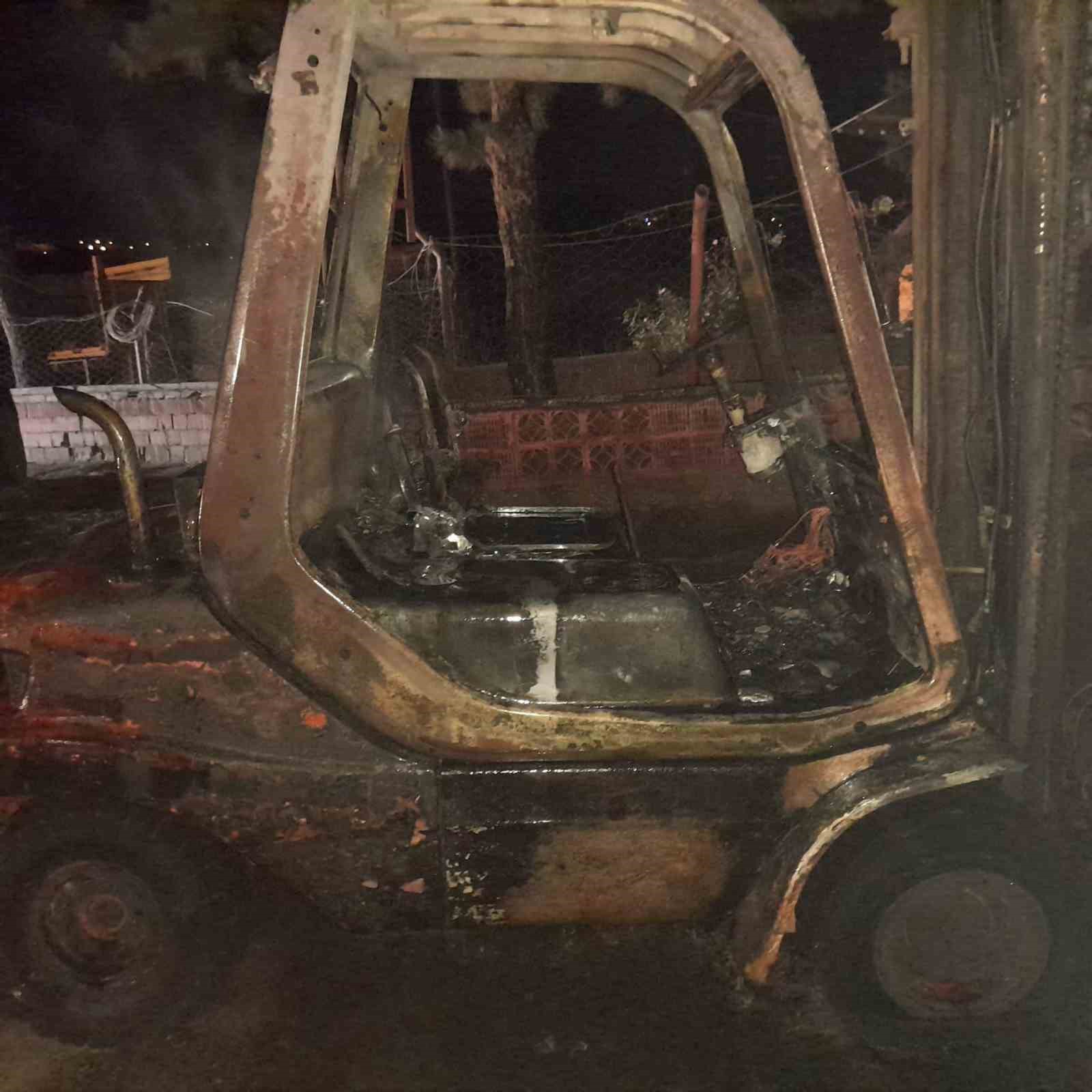 Kastamonu’da alevlere teslim olan forklift ve otomobil kullanılmaz hale geldi
