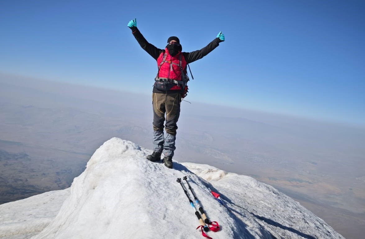 Hakkarili dağcılar rehberliğinde Ağrı Dağı&rsquo;na zirve tırmanışı
