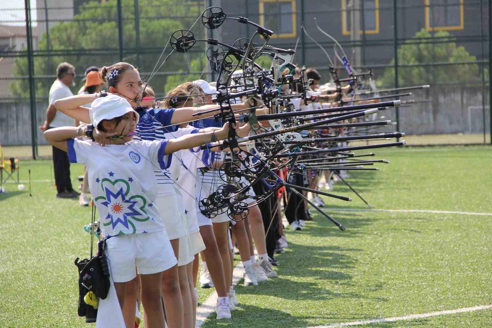 Metehan’ın torunları Denizli’de yay gerdi