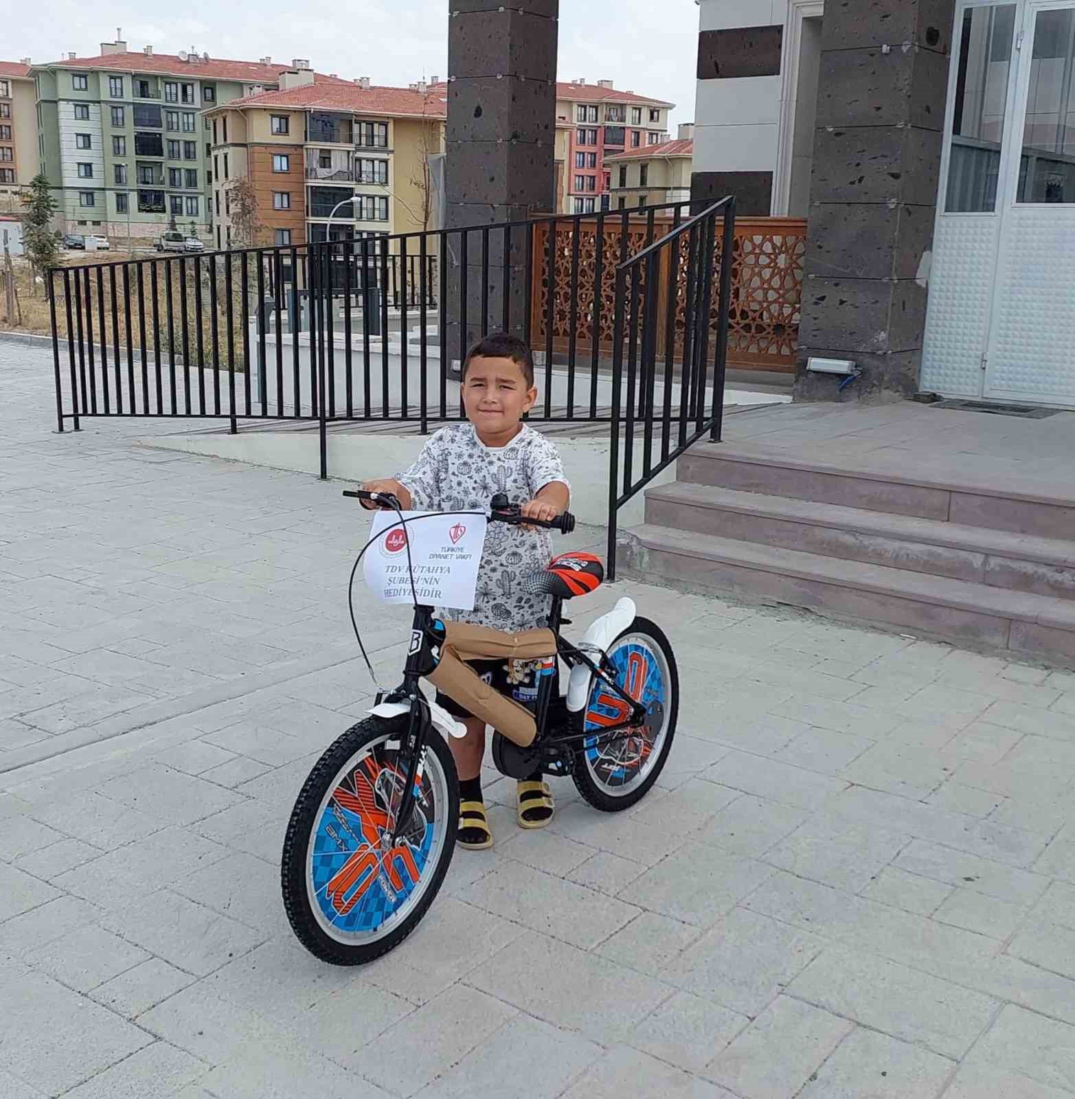 TDV K&uuml;tahya&rsquo;dan trafik kazası ge&ccedil;iren &ccedil;ocuğa yeni bisiklet hediyesi
