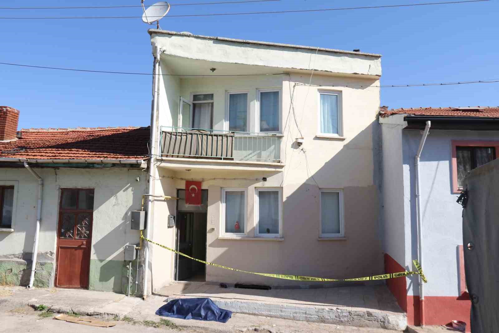 56 yaşındaki adam yaşadığı evin &ouml;n&uuml;nde &ouml;l&uuml; bulundu
