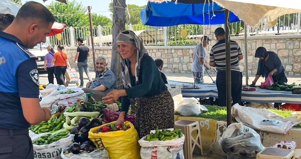 Efeler&rsquo;de pazar yerlerinde fiyat etiketi denetimi

