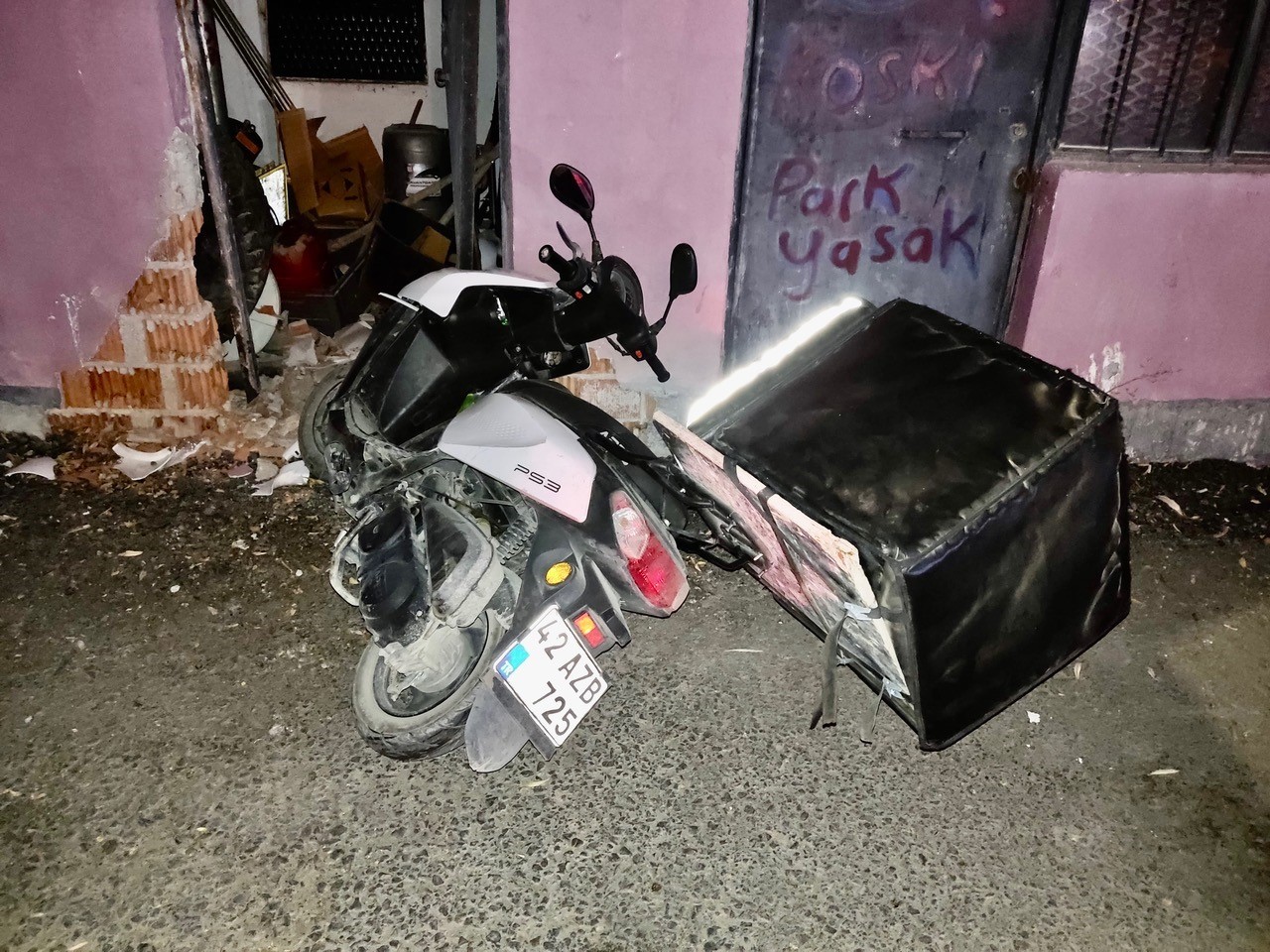 Kulu’da motosiklet duvara çarptı, sürücü yaralandı