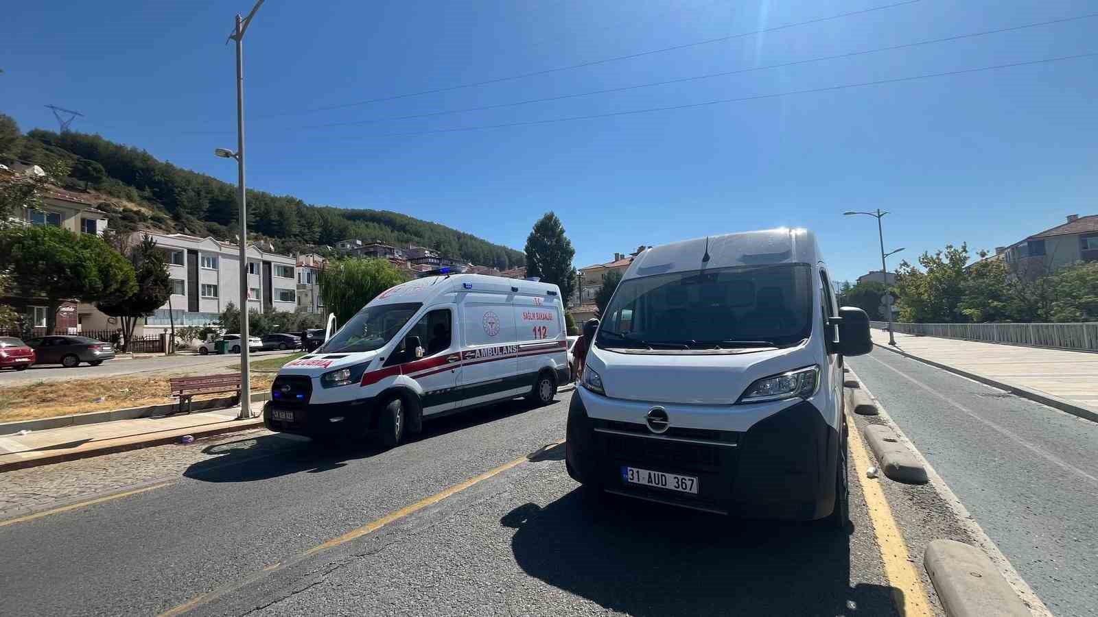 Minib&uuml;s yayaya &ccedil;arptı: 1 yaralı
