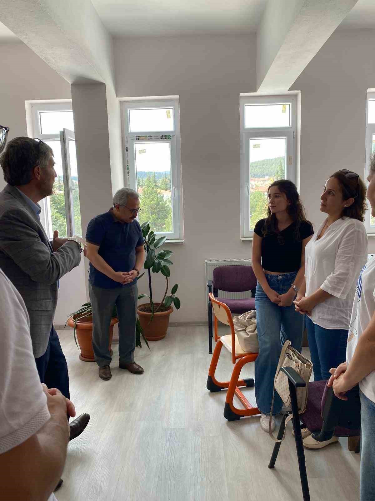 M&uuml;d&uuml;r Yılmaz: "&Ouml;ğrencilerimizle birlikte daha g&uuml;&ccedil;l&uuml; bir gelecek i&ccedil;in sahadayız"
