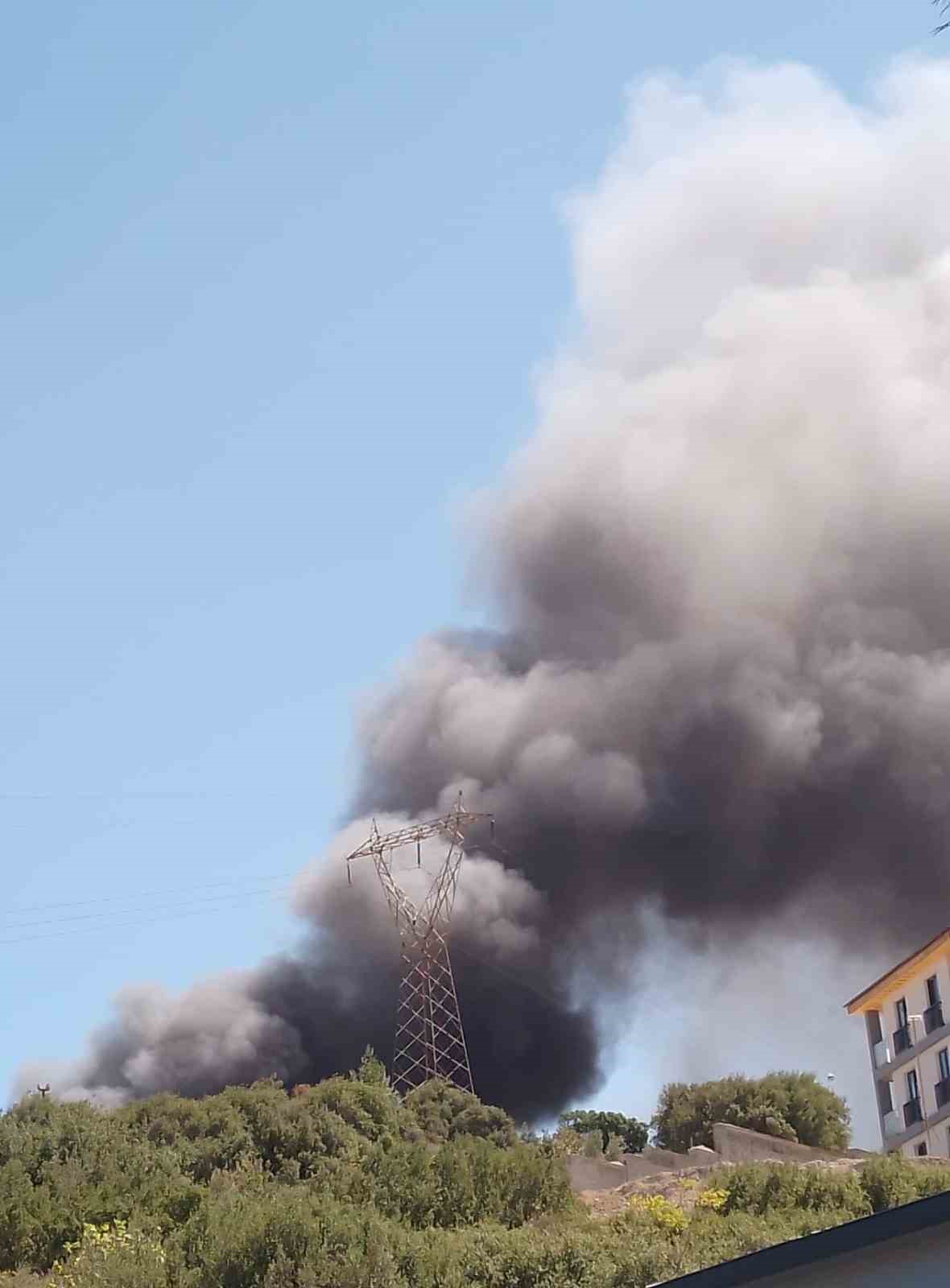 Orman B&ouml;lge M&uuml;d&uuml;rl&uuml;ğ&uuml;ne ait lojman inşaatında yangın: Havadan ve karadan m&uuml;dahale ediliyor
