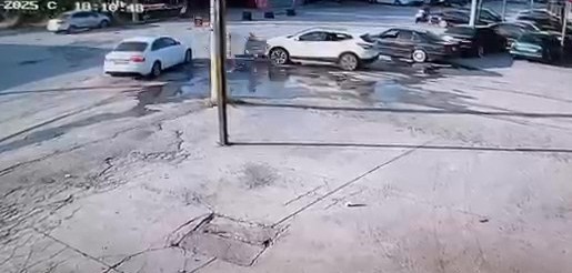 Aceleci çırak motosiklet ile iki araca çarpıp durabildi
