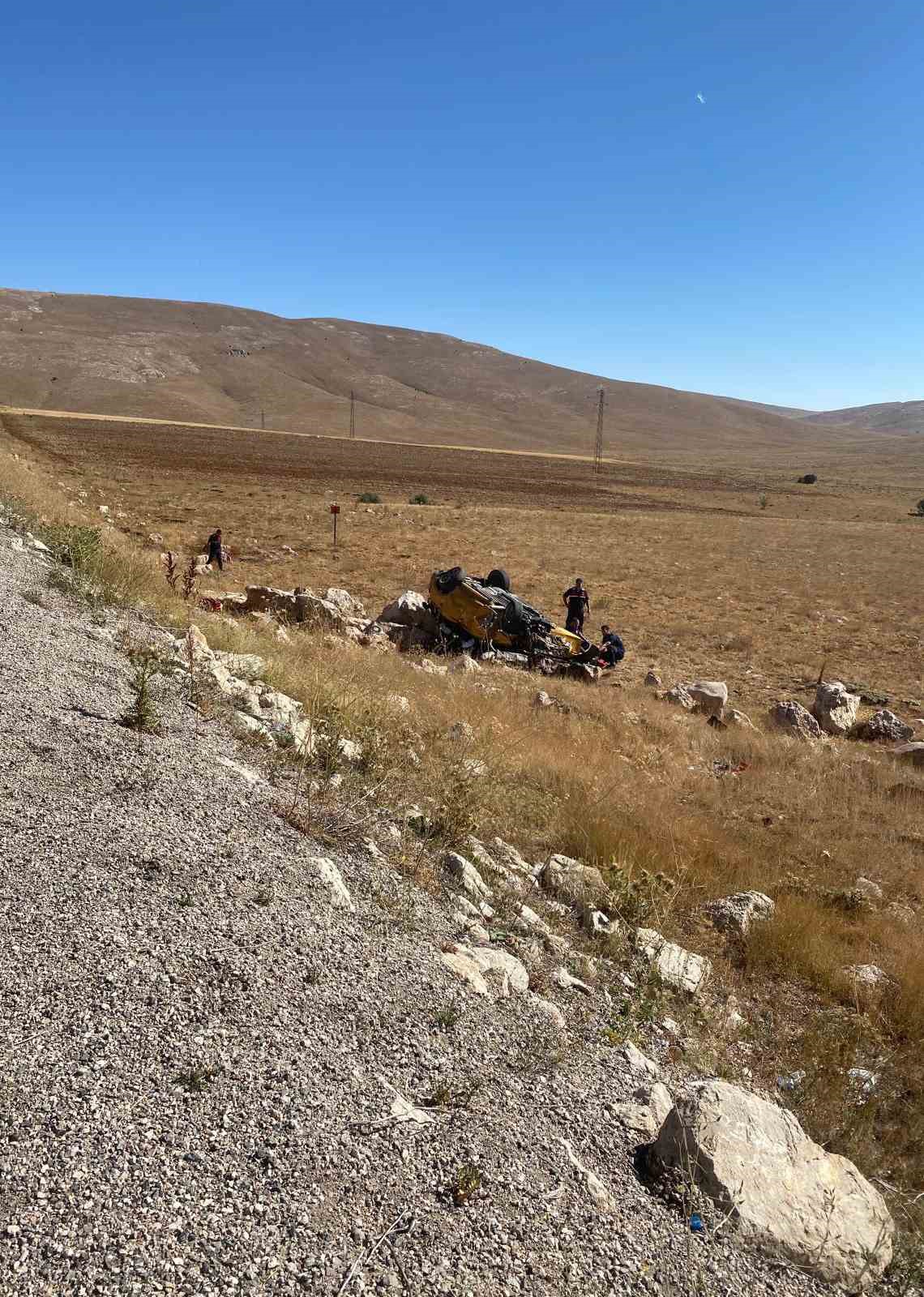 Otomobil şarampole devrildi: 1 &ouml;l&uuml;, 2 yaralı
