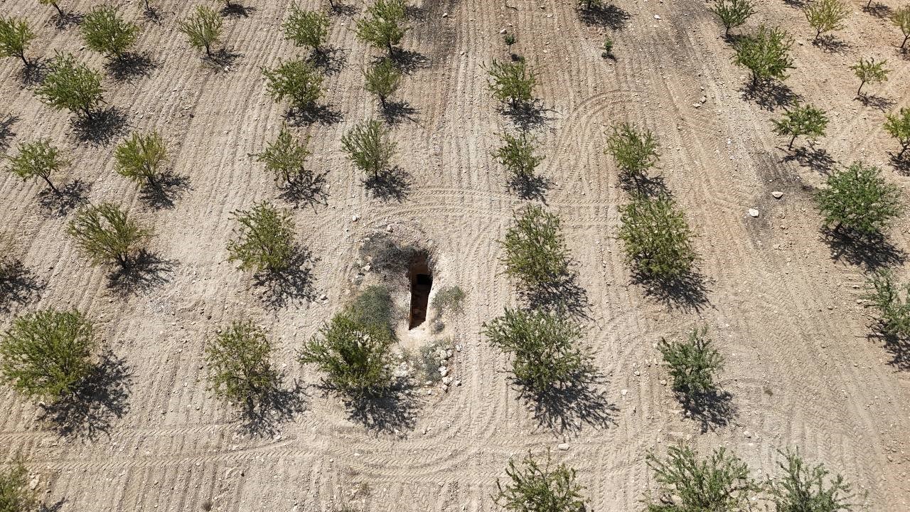 Yapay mağara zannedilen yapının kaya mezarı olduğu ortaya &ccedil;ıktı
