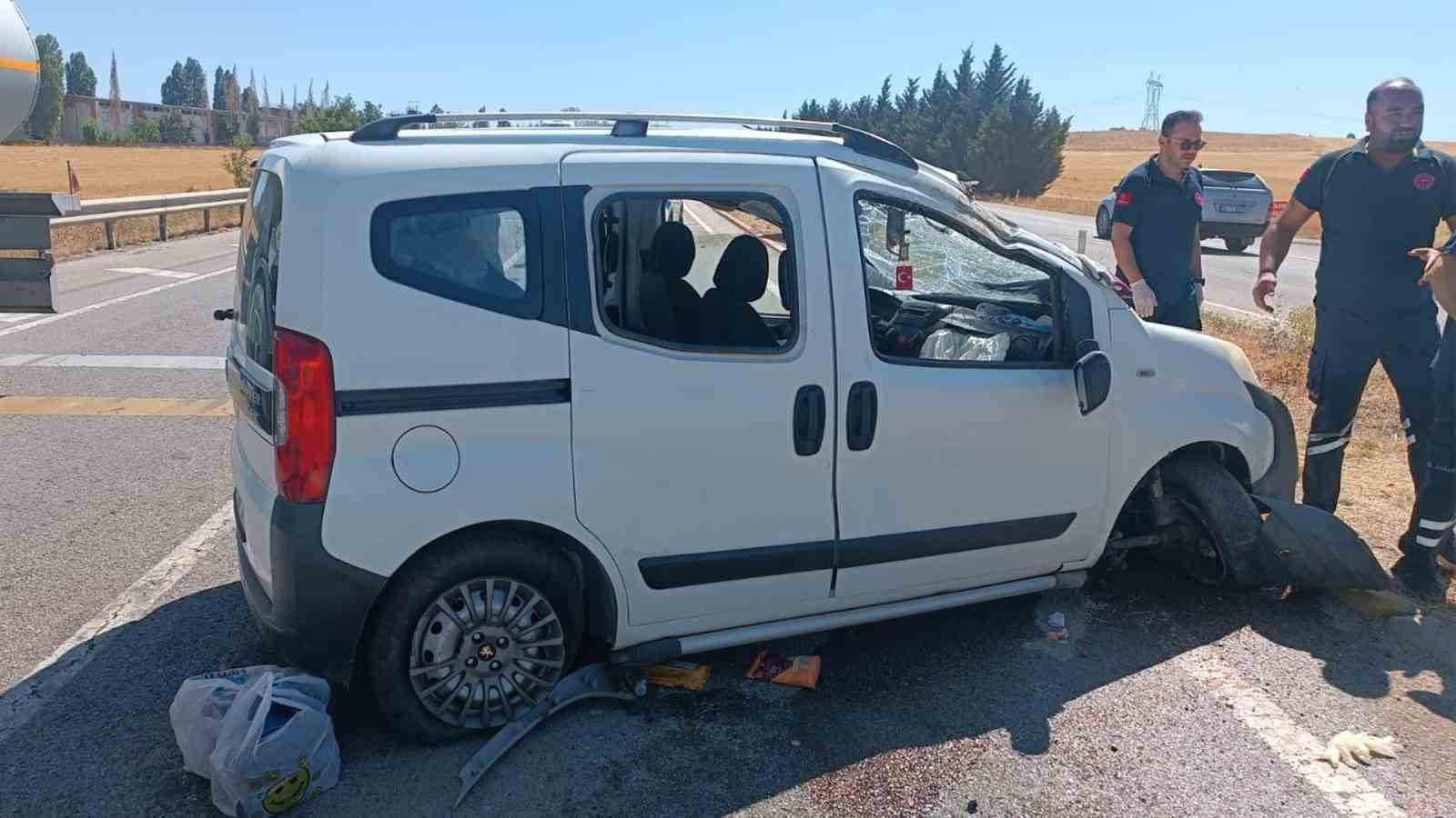 Hafif ticari ara&ccedil; takla attı: Aynı aileden 3&rsquo;&uuml; &ccedil;ocuk 5 yaralı
