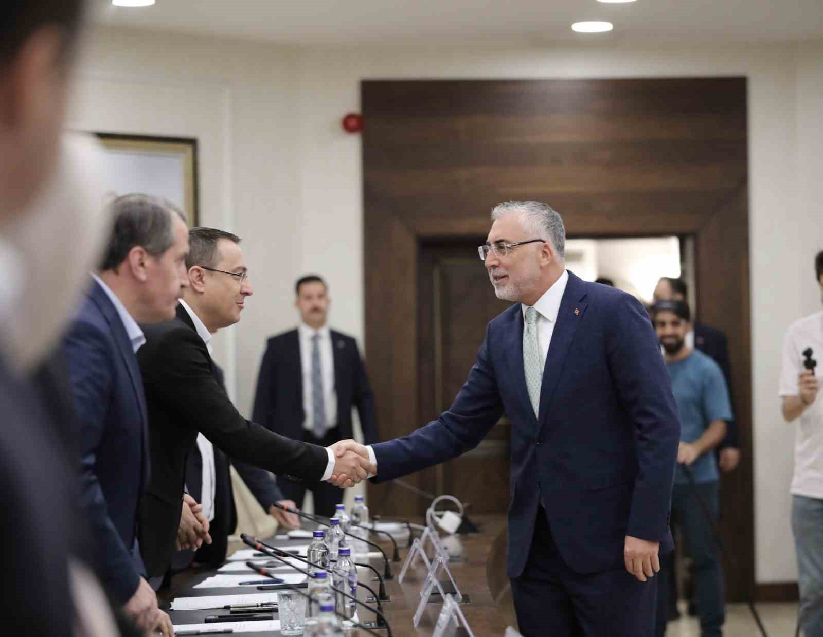 Bakan Işıkhan: "Hizmet kollarının müzakere süreçlerinde gündeme gelen ihtiyaç ve talepleri değerlendirdik"
