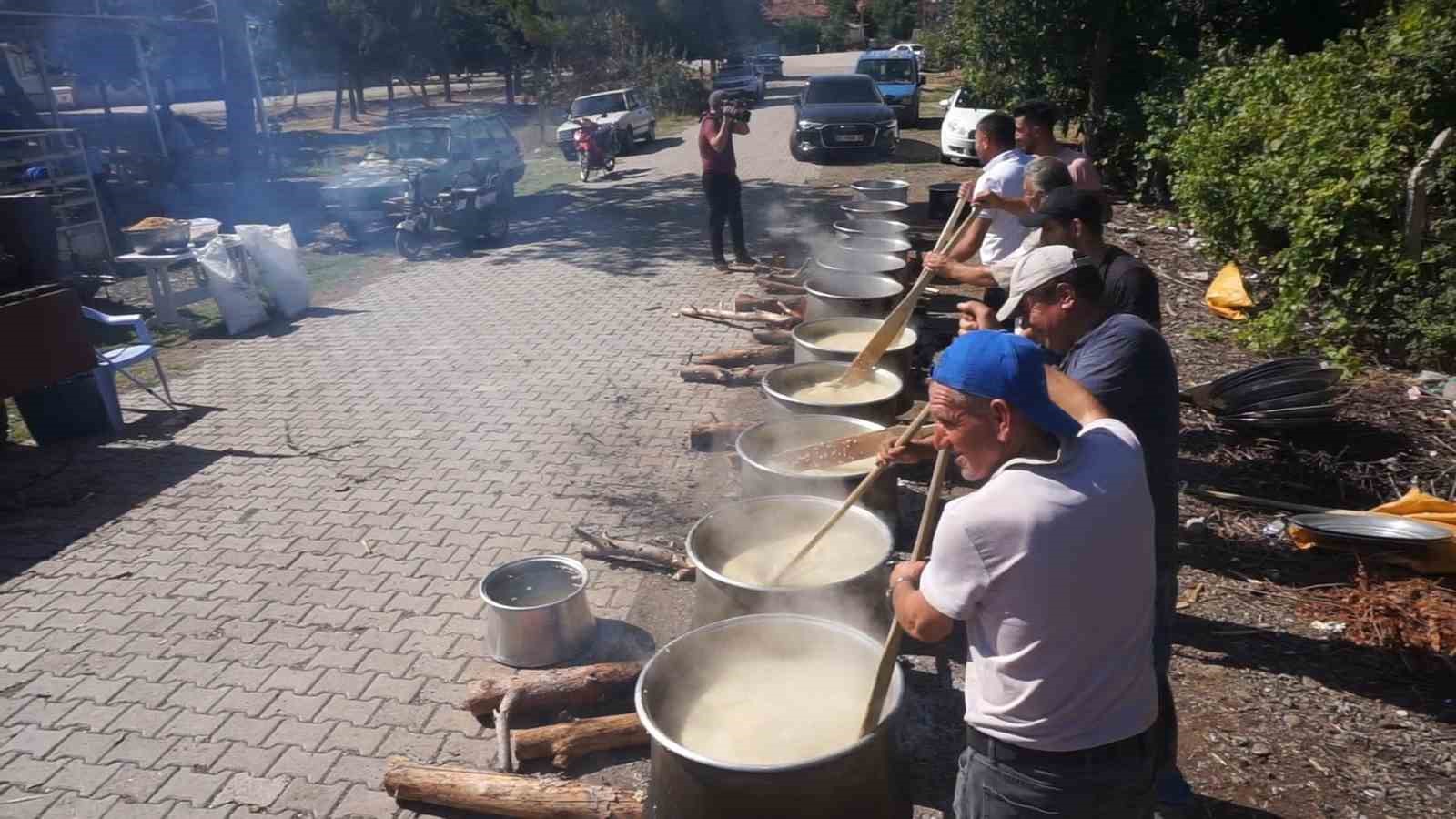 Kazanlar imece usulü keşkek ve aşure şöleni için kaynadı