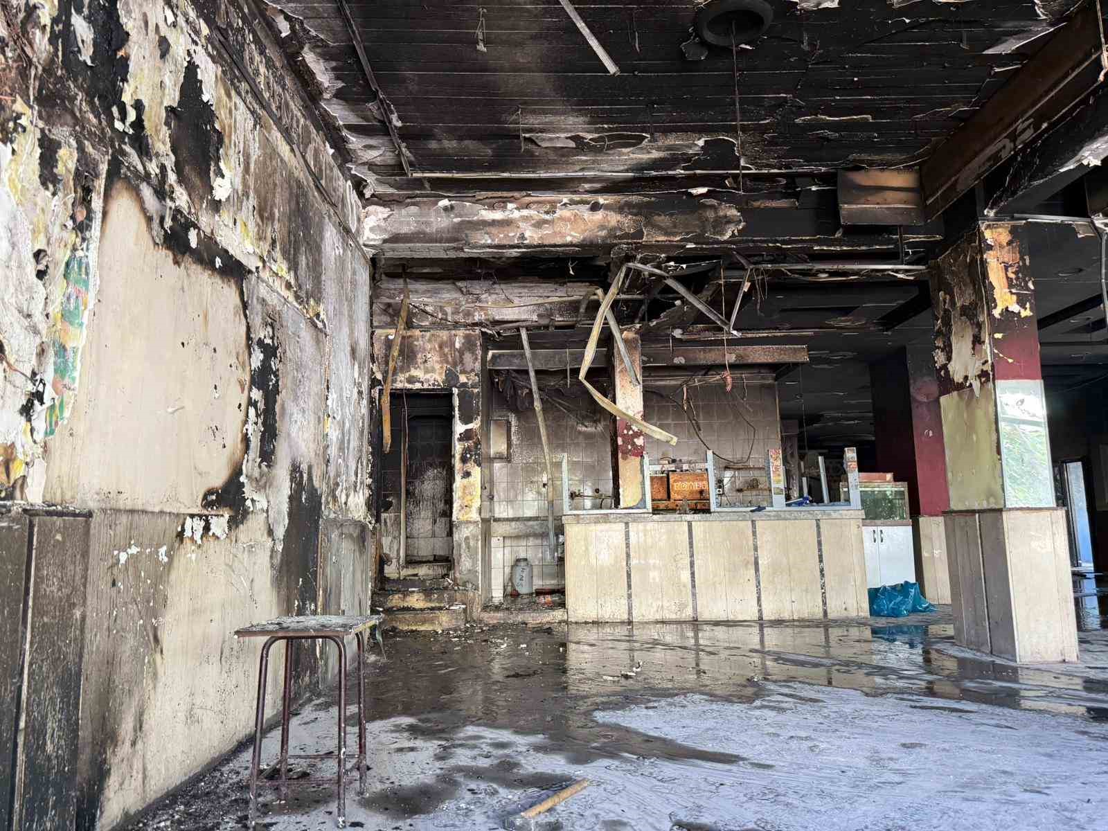 Diyarbakrda kahvehanede elektrik panosundan kan yangn sndrld
