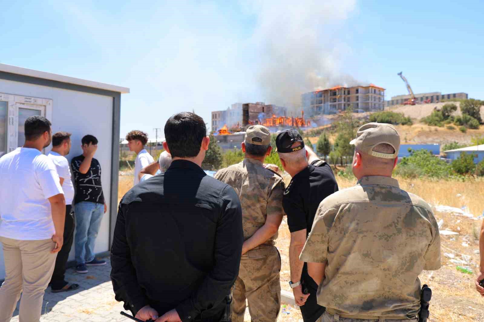 Orman Bölge Müdürlüğüne ait lojman küle döndü, çatısı yanan binaya ise müdahale sürüyor
