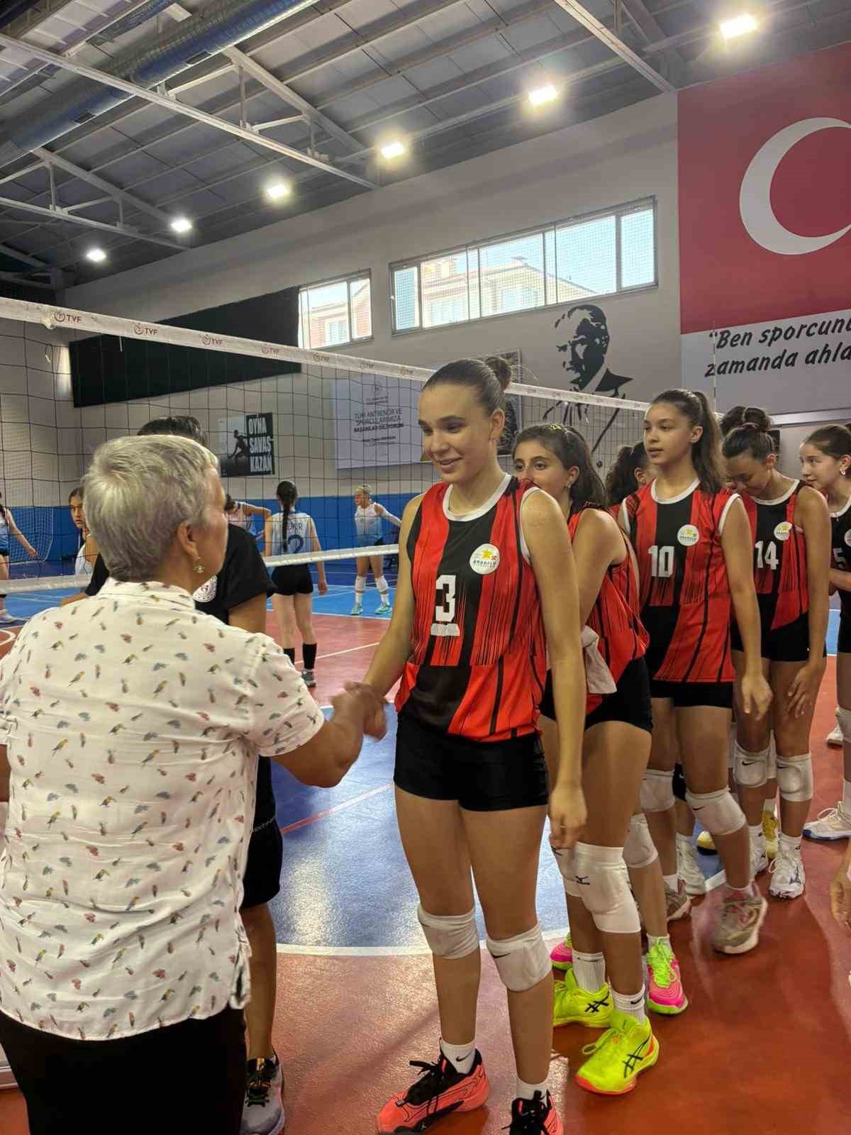 ANALİG Voleybol yarı finalinde kız takımı Türkiye finallerine yükseldi
