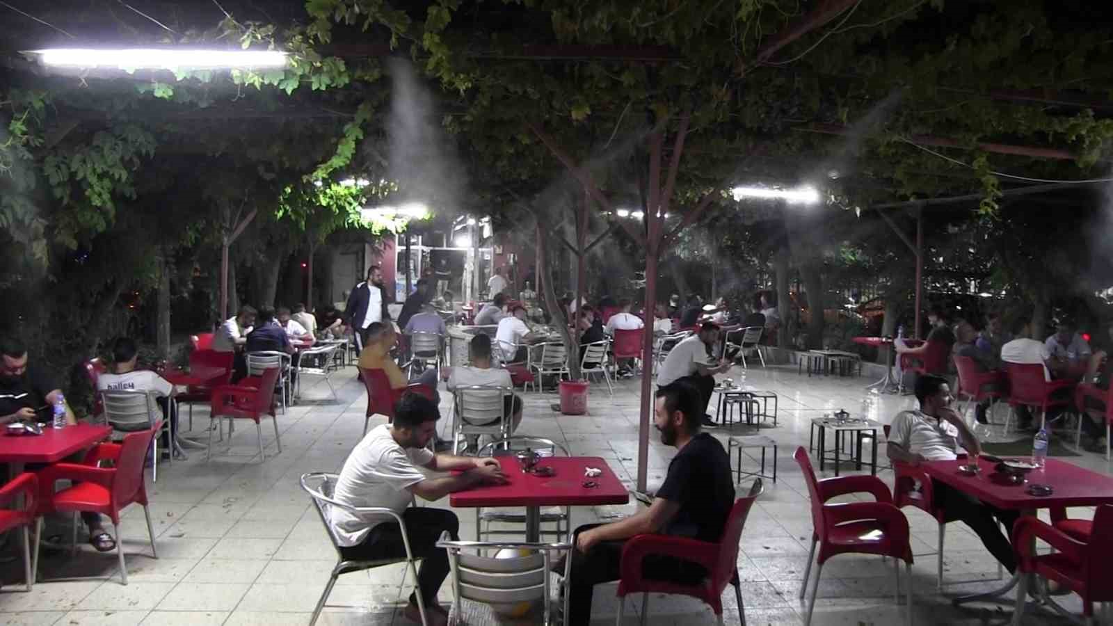 Siirt’te kavurucu sıcaklar hayatı geceye taşıdı