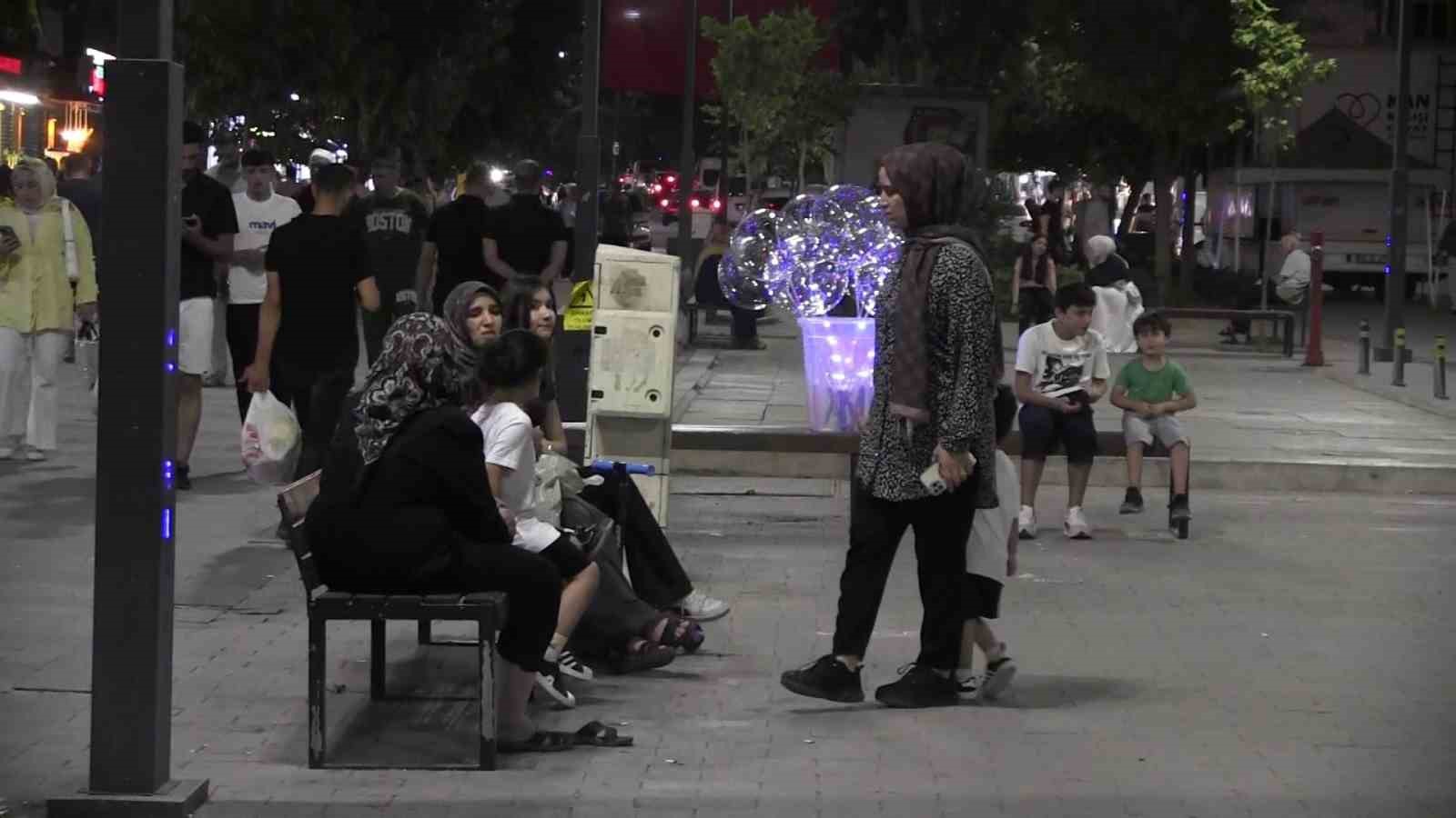 Siirt&rsquo;te kavurucu sıcaklar hayatı geceye taşıdı
