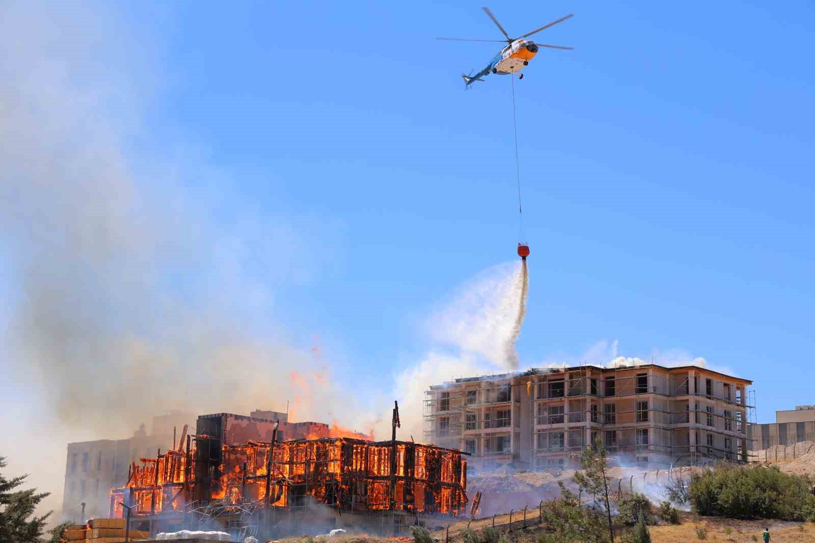 Orman Bölge Müdürlüğüne ait lojman küle döndü, çatısı yanan binaya ise müdahale sürüyor