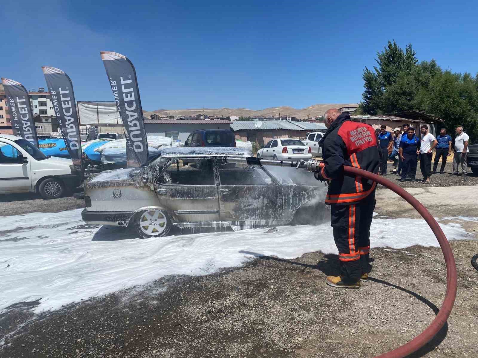 Park halindeki otomobil alev alev yandı