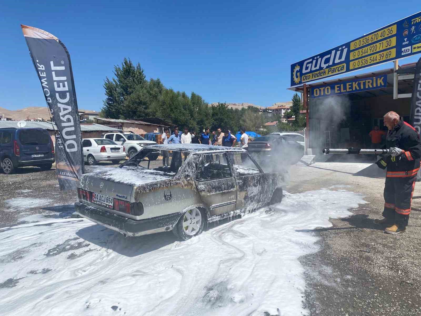 Park halindeki otomobil alev alev yandı
