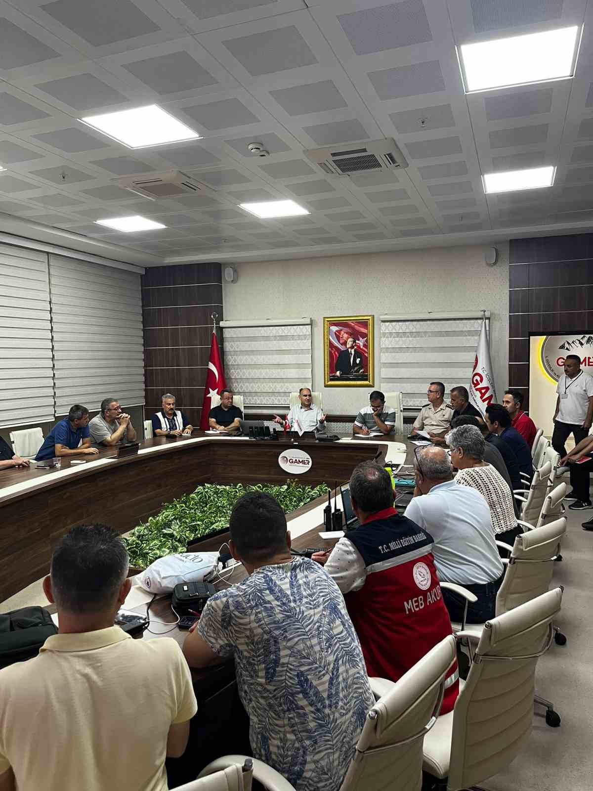 Vali &Ouml;zkan kriz masasında &ccedil;alışmaları takip etti
