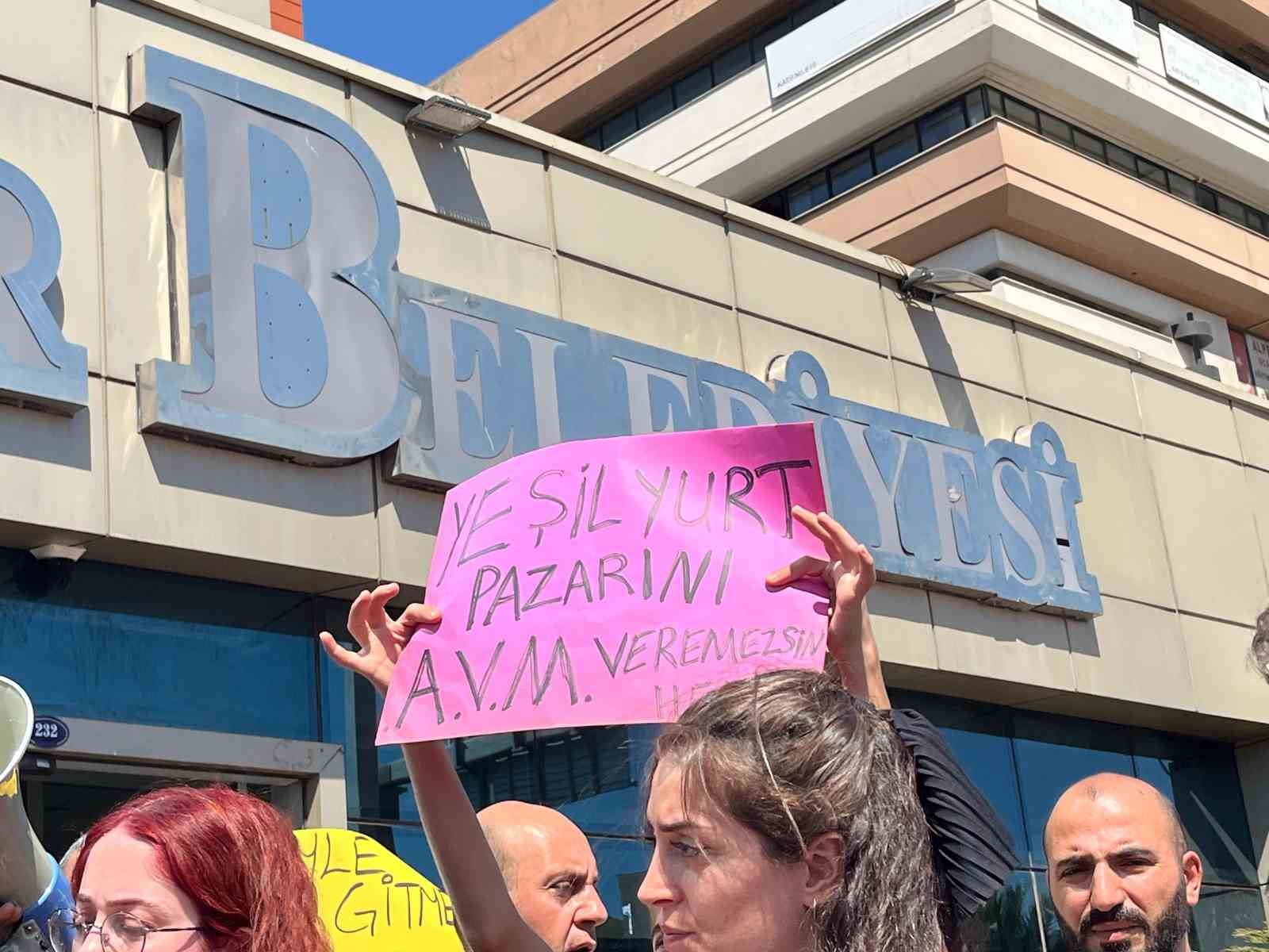 Karabağlar&rsquo;da pazarcılardan &lsquo;katı atık bedeli&rsquo; tepkisi
