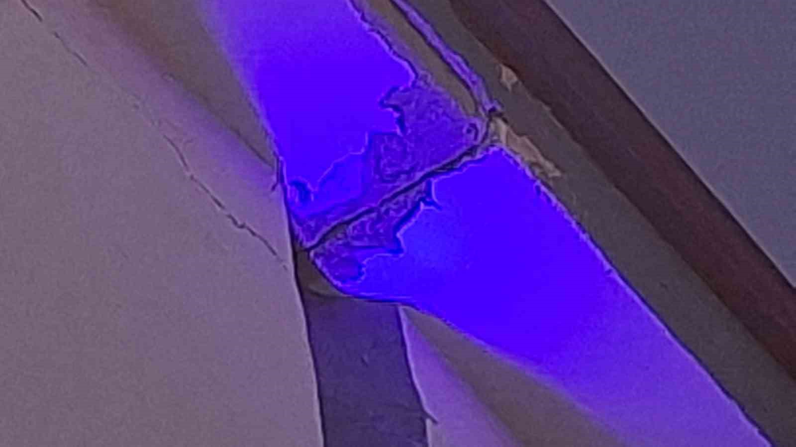 Sındırgı depreminde Hisarcık&rsquo;ta samanlık yıkıldı, belediye hizmet binasının sıvaları d&ouml;k&uuml;ld&uuml;
