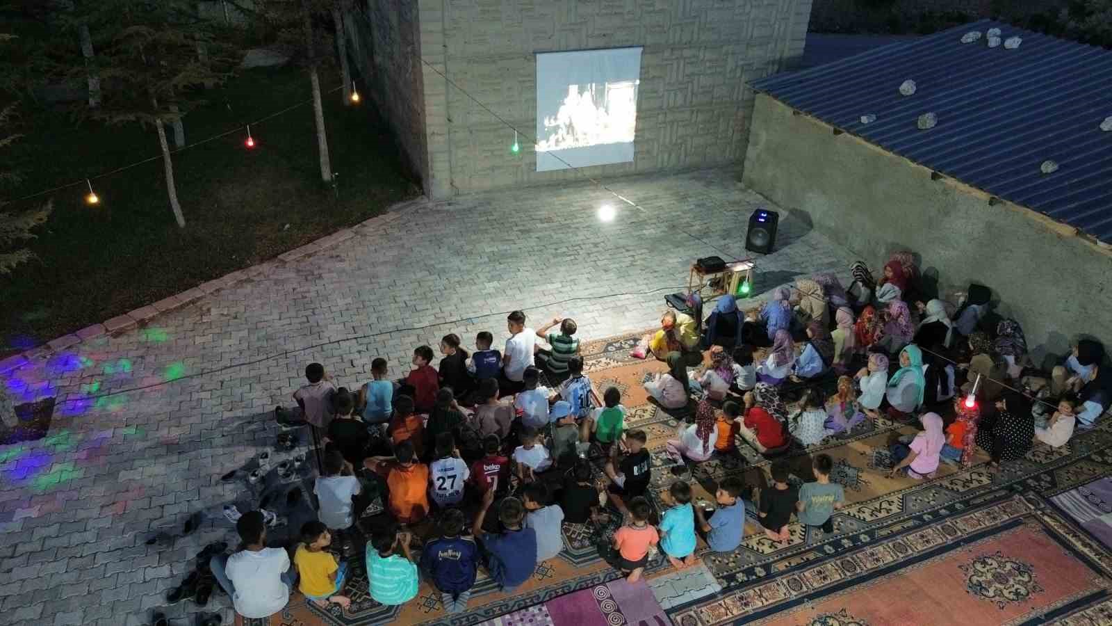 Aksaray’da yaz Kuran kursu öğrencilerine açık hava sineması etkinliği