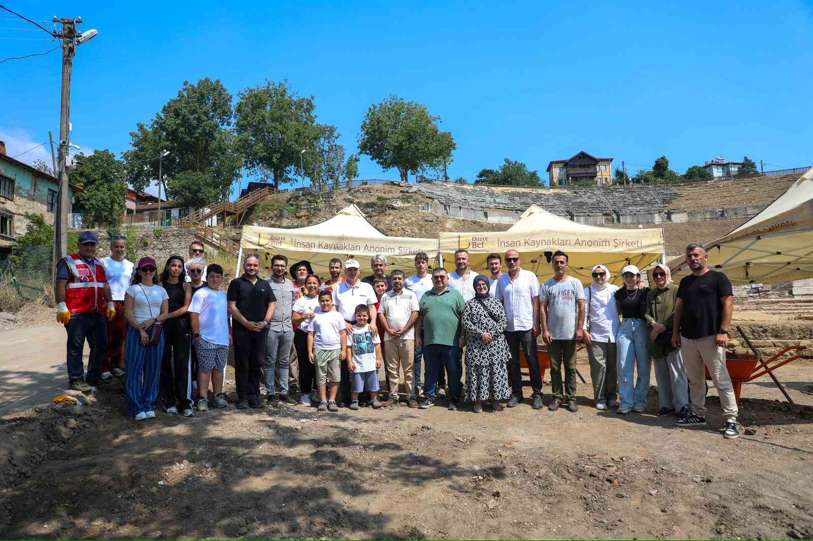 Konuralp Antik Tiyatro kazılarına g&ouml;n&uuml;ll&uuml; kazı desteği devam ediyor
