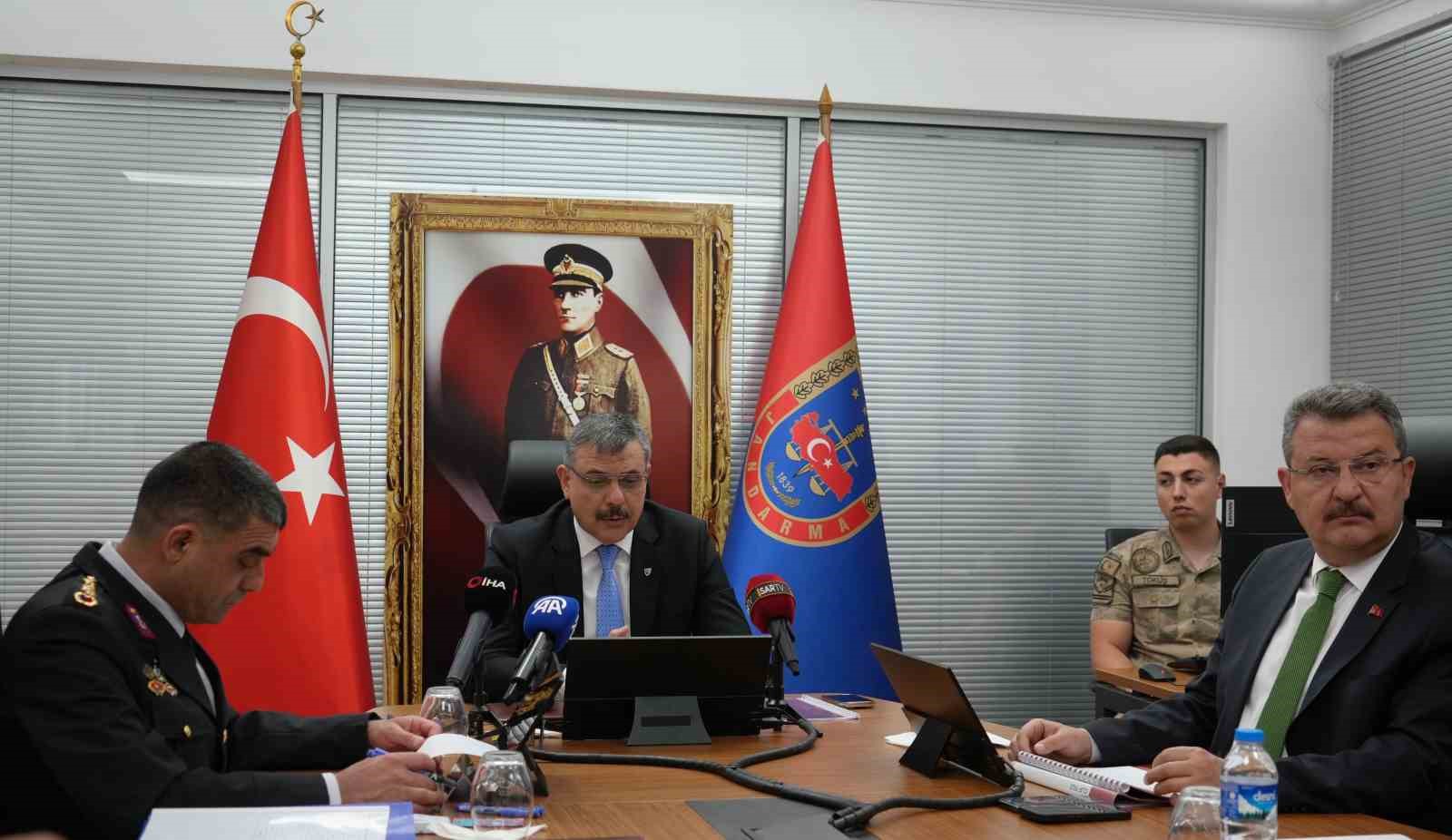 Vali &Ccedil;ift&ccedil;i&rsquo;den vatandaşlara, "Ormanlarımıza sahip &ccedil;ıkalım" &ccedil;ağrısı
