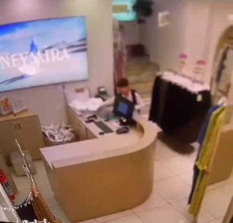 &Ccedil;ocuğun cep telefonu hırsızlığı kamerada
