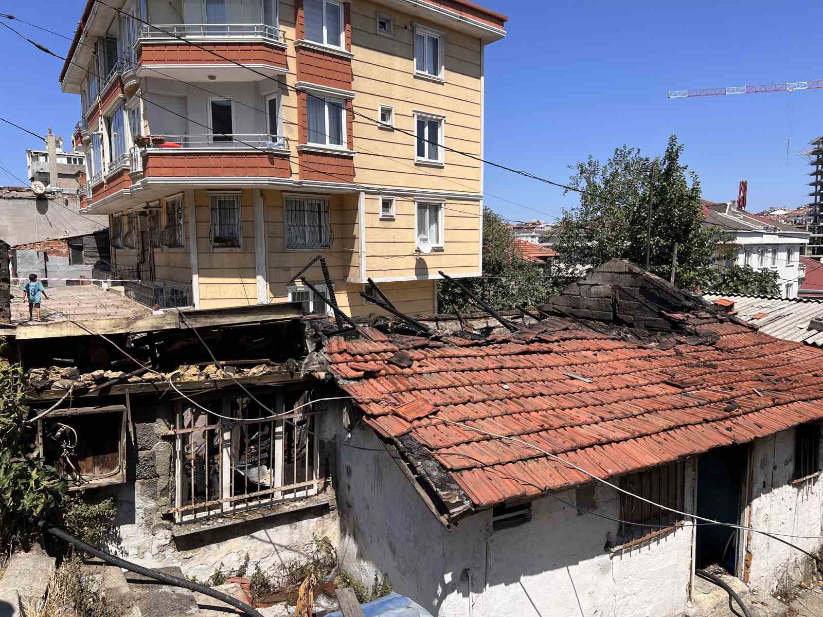 Gaziosmanpaşa’da gecekondu alevlere teslim oldu