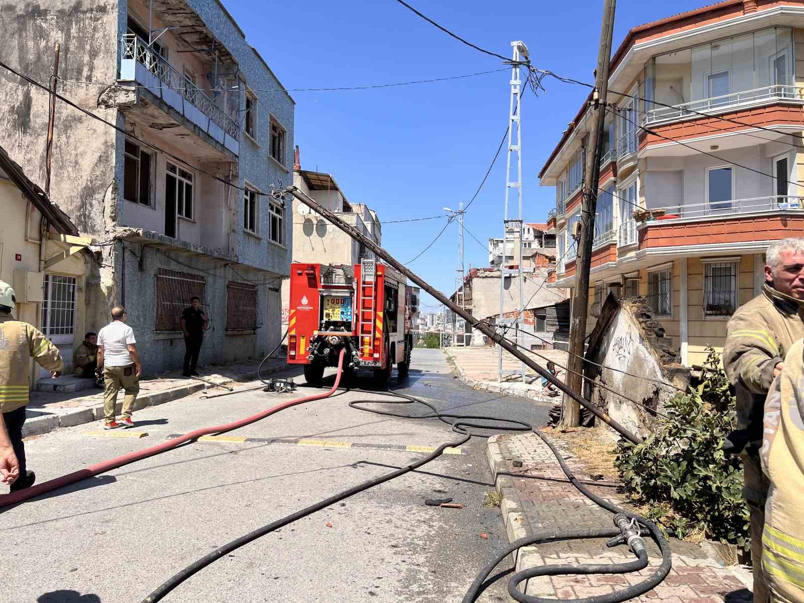Gaziosmanpaşa&rsquo;da gecekondu alevlere teslim oldu

