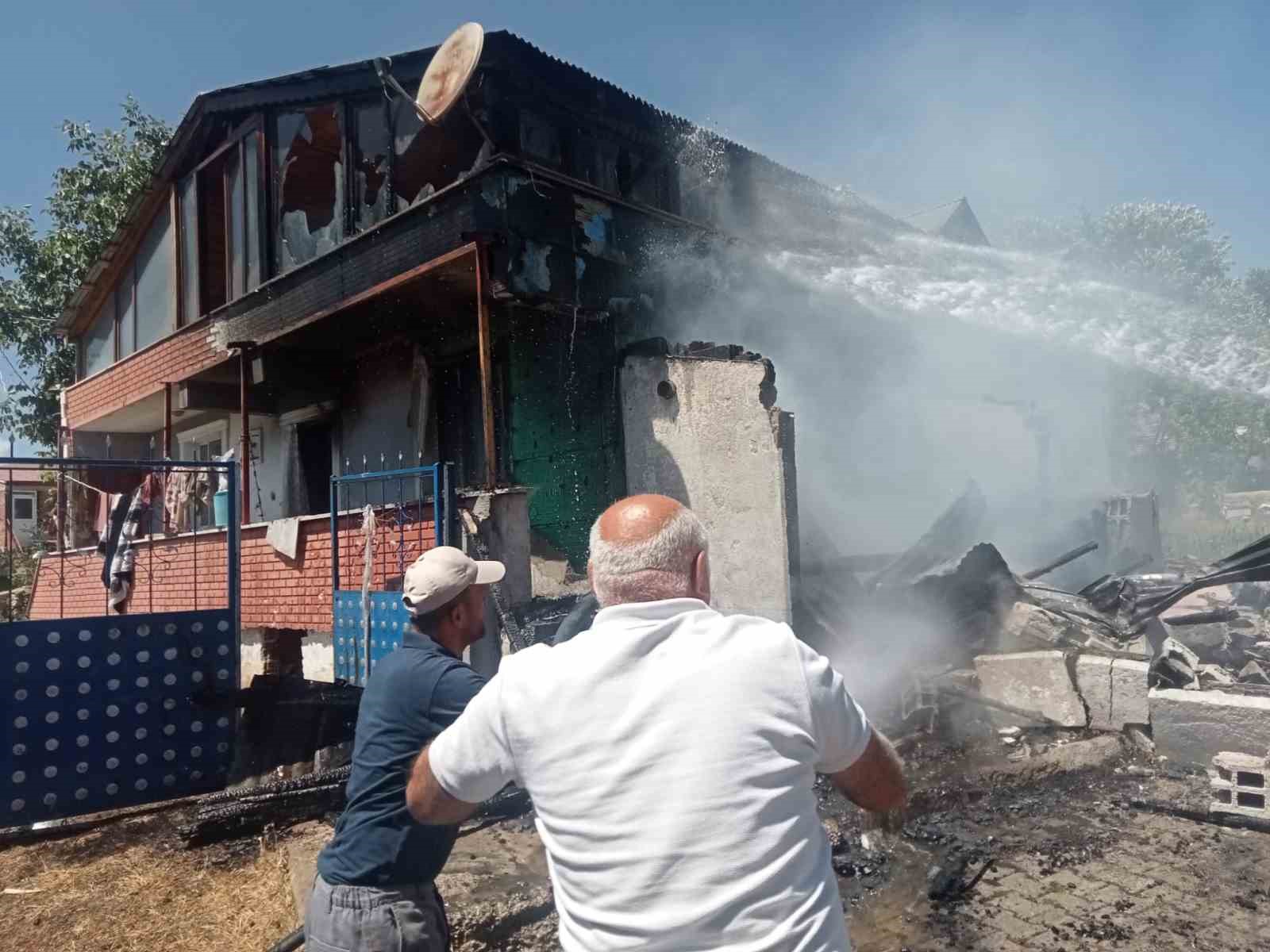 Gümüşhane’de 2 katlı evde çıkan yangın paniğe neden oldu
