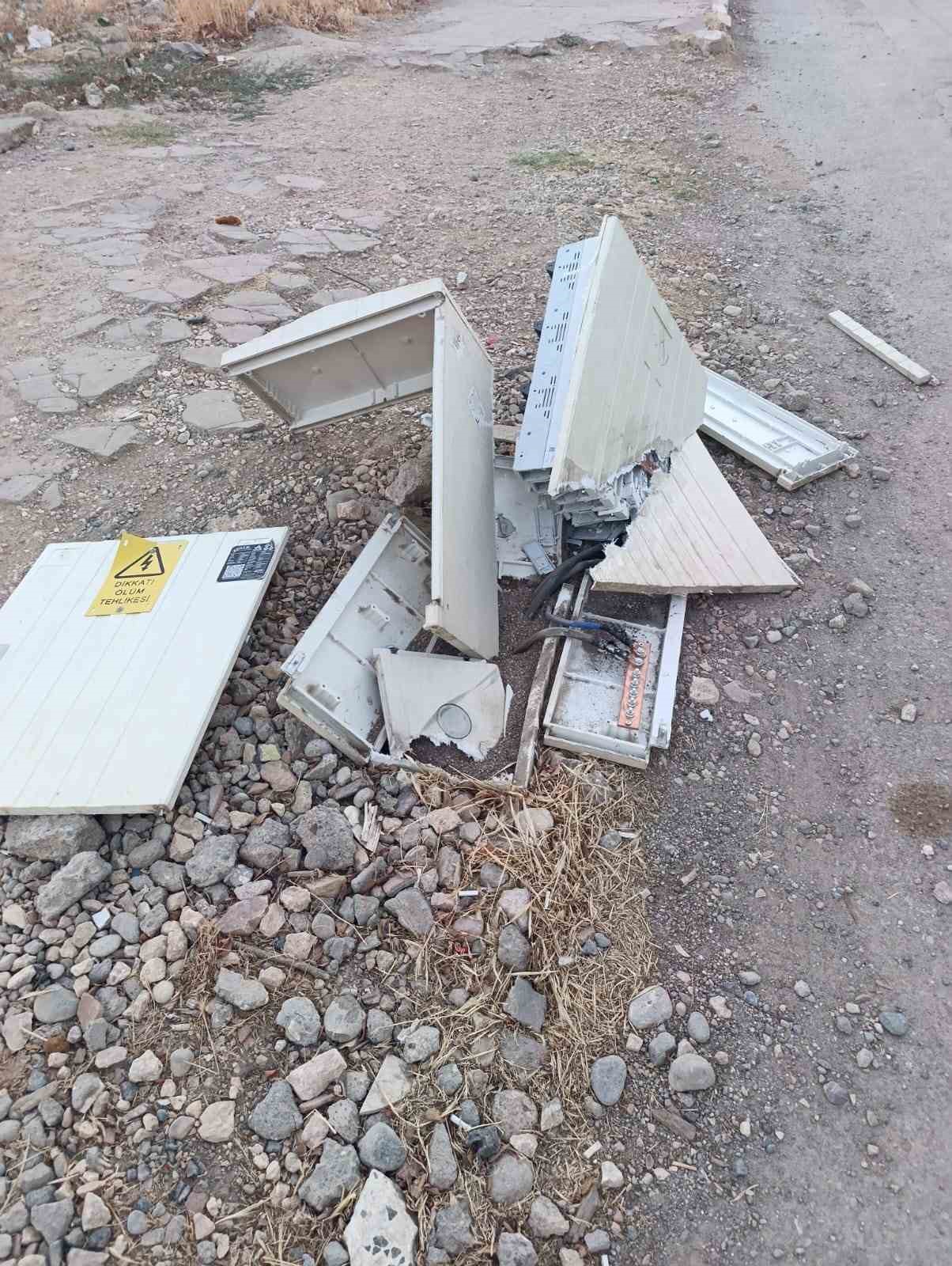 Par&ccedil;alanan elektrik trafosu tehlike sa&ccedil;ıyor
